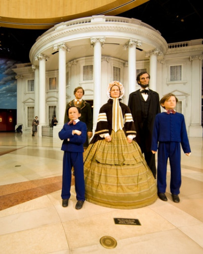 Statue of Abraham Lincoln and his family in front of the White House