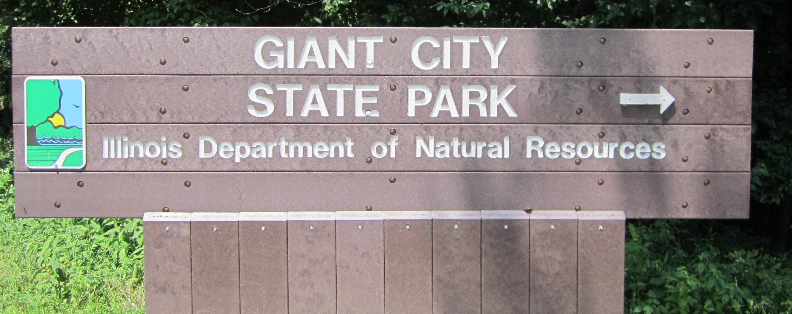A sign pointing the way to Giant City State Park