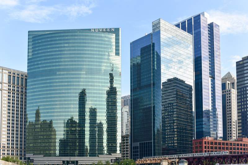 The curved glass facade of the 333 West Wacker building, overlooking the Chicago River