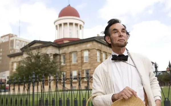Lincoln actor in front of the Old State Capitol in Springfield