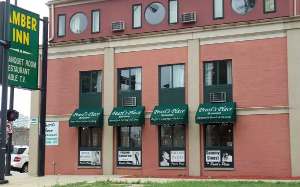 The pink exterior of the restaurant Peals Place