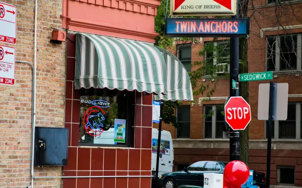 The exterior of famous chicago bbq restaurant twin anchors