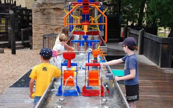 Kids playing at the discovery center