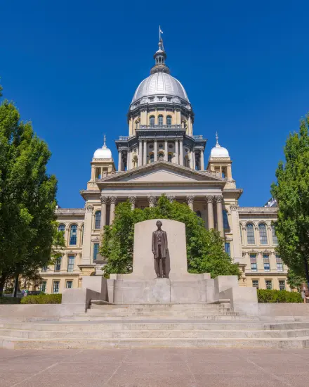 Front face of the Illinois State Capitol building.