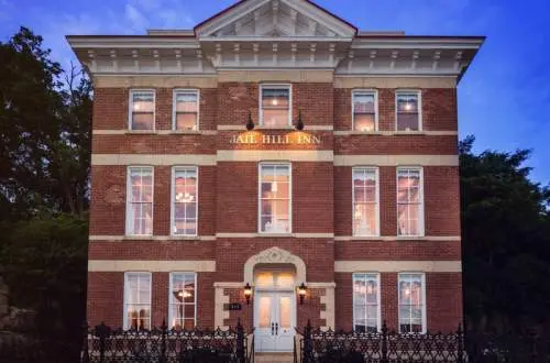 Front exterior of the Jail Hill Inn at night