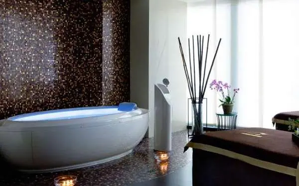 Interior of a spa with a bathtub.