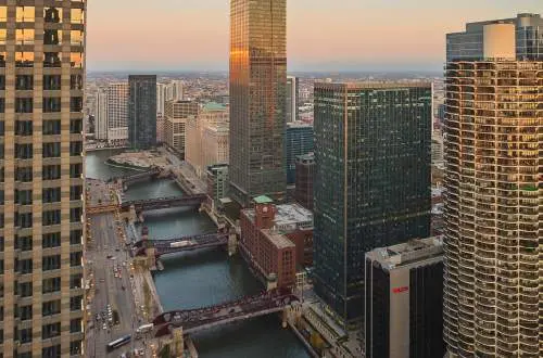 Skyscrapers face each other across the Chicago River.