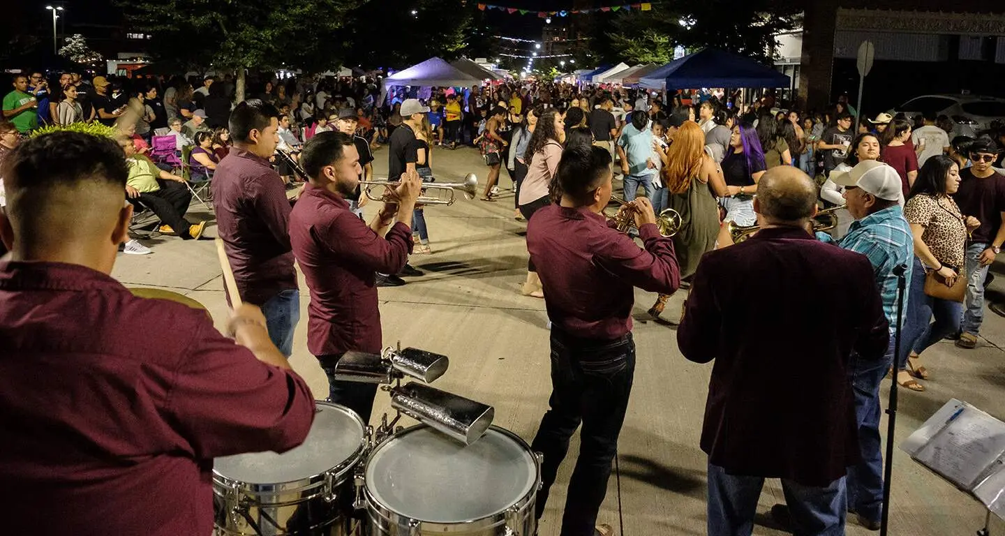Hispanic musicians at Mercado on 5th