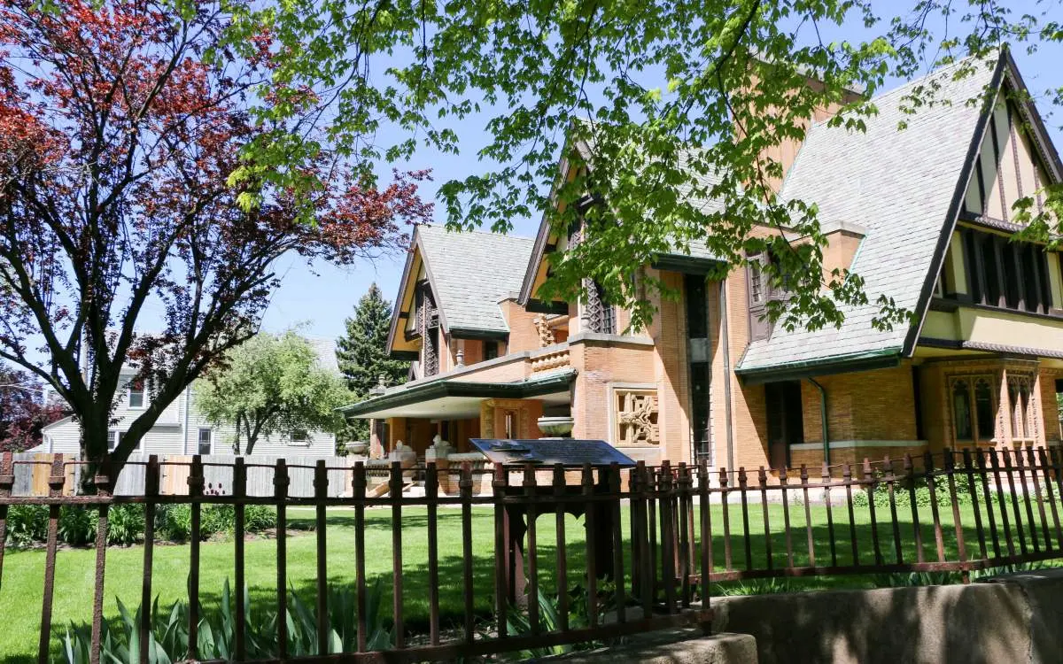The exterior a house and lawn