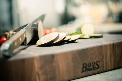 A cutting board with vegetables