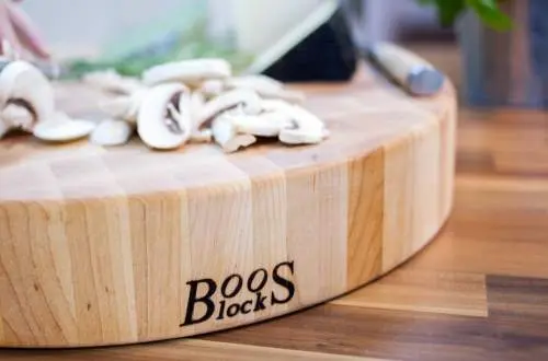 A cutting board with vegetables