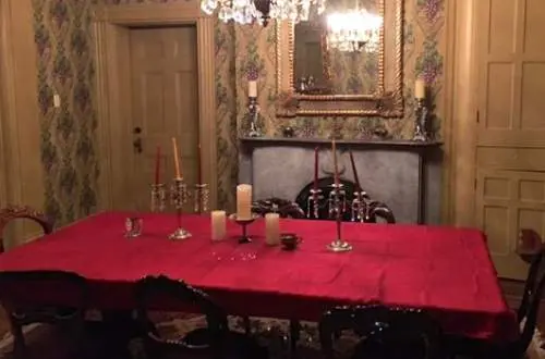 A room with a dinning table