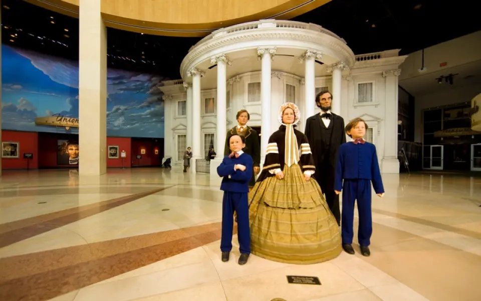 Statue of Abraham Lincoln and his family in front of the White House