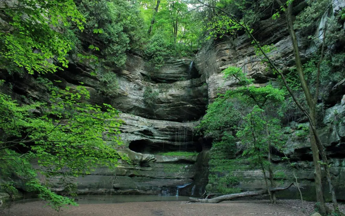 Waterfall at starved rock state park