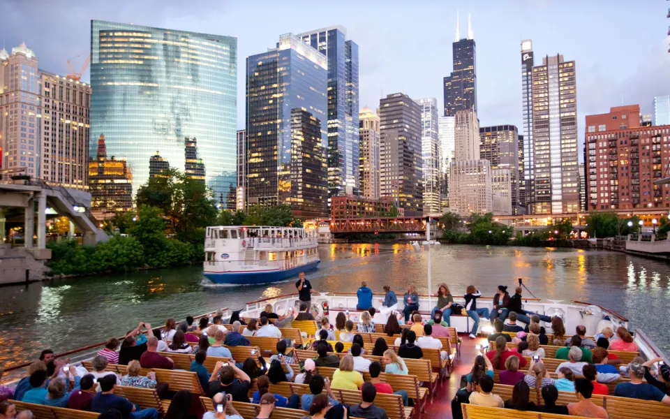 People on a sightseeing boat on the Chicago River