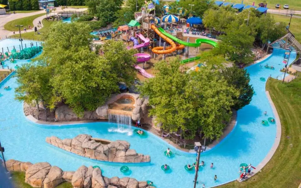 Overview of Six Flags with magic river and hydroslides