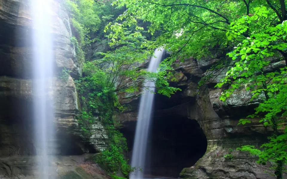 Waterfalls flowing down cliffs in Starved Rock State Park