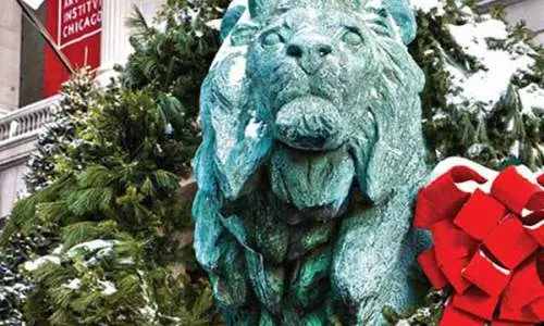 The Art Institute of Chicago’s bronze lion head statues are festooned with lush evergreen holiday wreaths.