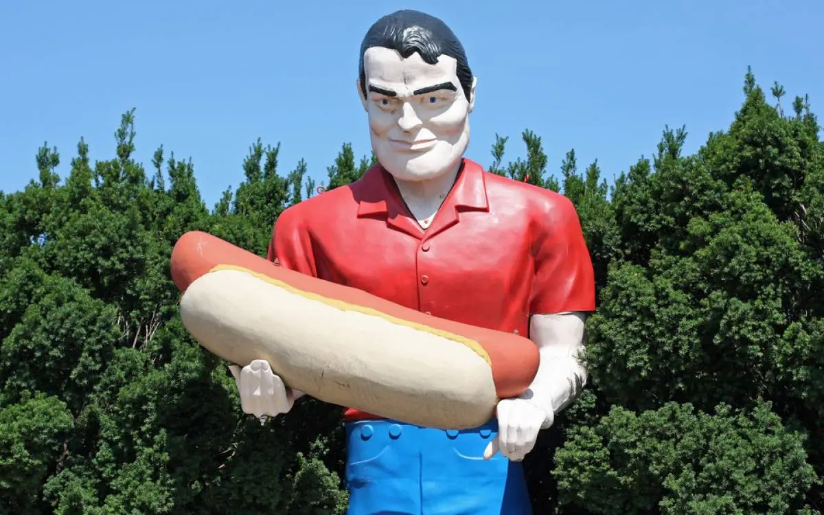 Statue of Paul Bunyan holding a giant hotdog
